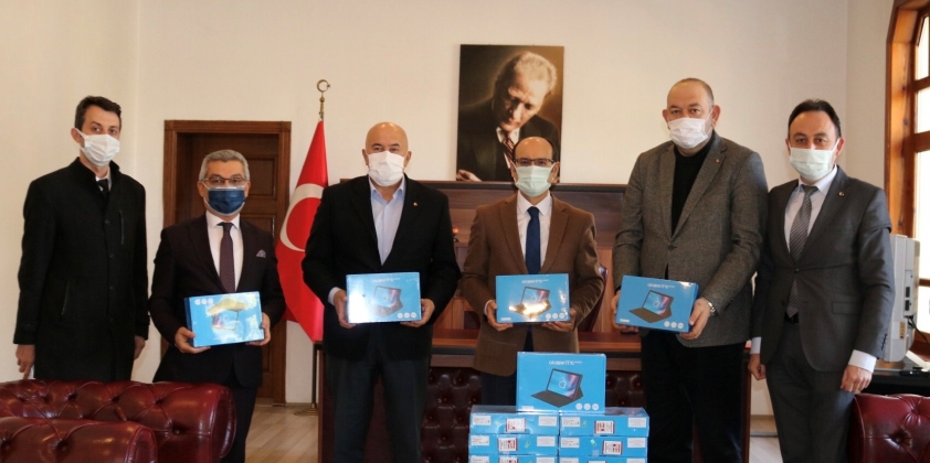 Karacabey TSO ve Karacabey TB’den Öğrencilere 115 Adet Tablet